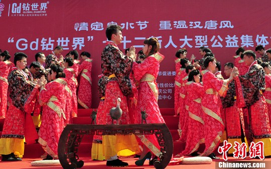 9月1日，一場別開生面的“重溫漢唐風”漢式集體婚禮在泉城濟南舉行，72名新人身著傳統(tǒng)漢服喜結(jié)良緣，并在許愿墻上許下“千年共枕眠，一世永相愛”心愿。圖為新人解纓結(jié)發(fā)。中新社發(fā) 張勇 攝