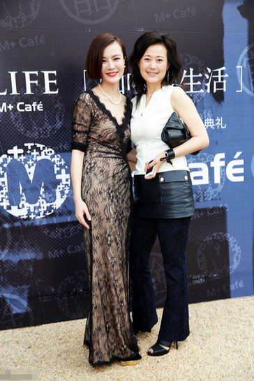 丁瑋為前貴州貪官閻建宏的兒媳婦，東窗事發(fā)時攜巨額遠逃美國創(chuàng)立珠寶品牌歐致寶，與薛蠻子在美國相識，后嫁予薛蠻子，成為薛蠻子的第二任妻子。