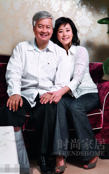 龍虎娛樂訊 丁瑋為前貴州貪官閻建宏的兒媳婦，東窗事發(fā)時(shí)攜巨額遠(yuǎn)逃美國創(chuàng)立珠寶品牌歐致寶，與薛蠻子在美國相識(shí)，后嫁予薛蠻子，成為薛蠻子的第二任妻子。