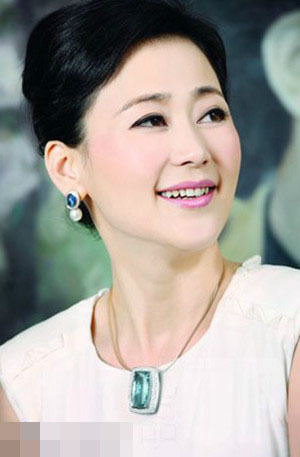 丁瑋為前貴州貪官閻建宏的兒媳婦，東窗事發(fā)時(shí)攜巨額遠(yuǎn)逃美國(guó)創(chuàng)立珠寶品牌歐致寶，與薛蠻子在美國(guó)相識(shí)，后嫁予薛蠻子，成為薛蠻子的第二任妻子。