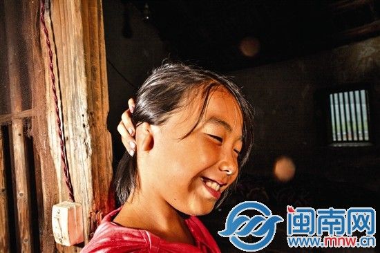 寶燕耳朵的缺陷，被同學笑過，但她在鏡頭前卻大方拉開頭發(fā)
