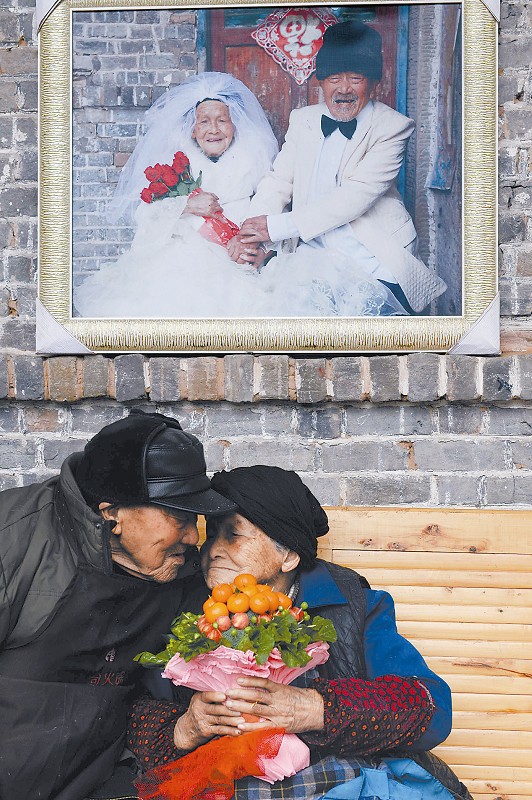 103歲的吳從漢和105歲的妻子吳宋氏說悄悄話。