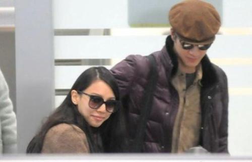 王力宏自從自曝結(jié)婚之后，真是與小嬌妻寸步不離，到哪都把老婆帶在身邊，“二嫂”李靚蕾也總是亦步亦趨，跟隨左右。