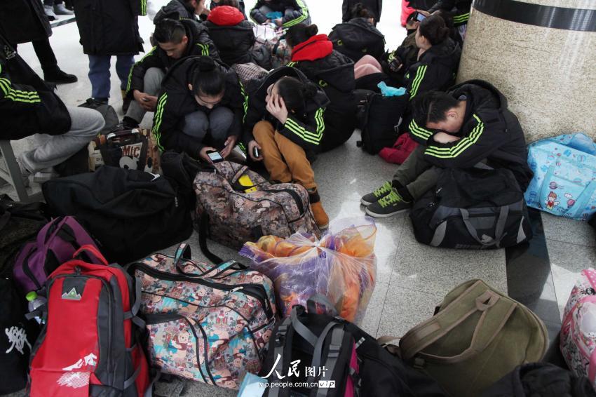 2014年2月17日，山東濱州，背著大包小包的藝考考生在濱州學(xué)院報(bào)名點(diǎn)候考。