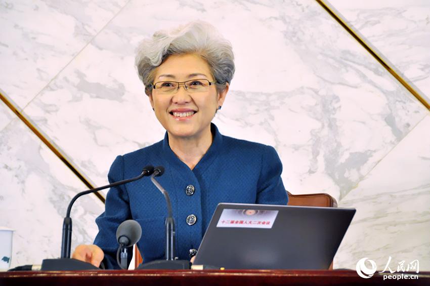 全國人大會議女發(fā)言人傅瑩。人民網(wǎng)記者 趙健 攝影