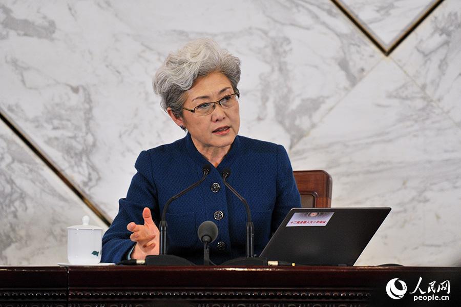 全國人大會議女發(fā)言人傅瑩。人民網(wǎng)記者 于凱 攝影