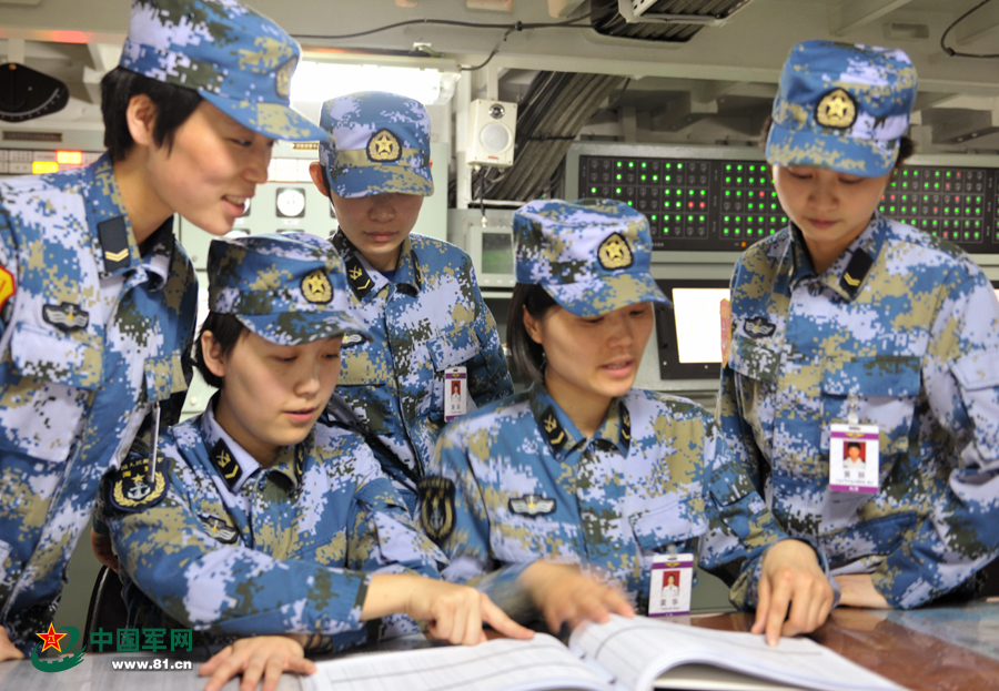 遼寧艦女艦員共同學習專業(yè)知識。本網(wǎng)通訊員 王松岐 攝