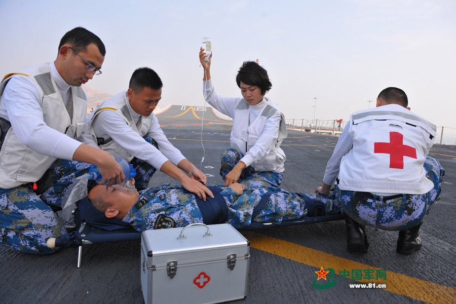 遼寧艦女艦員任穎琦參加戰(zhàn)傷救護演練。本網(wǎng)通訊員 張凱 攝