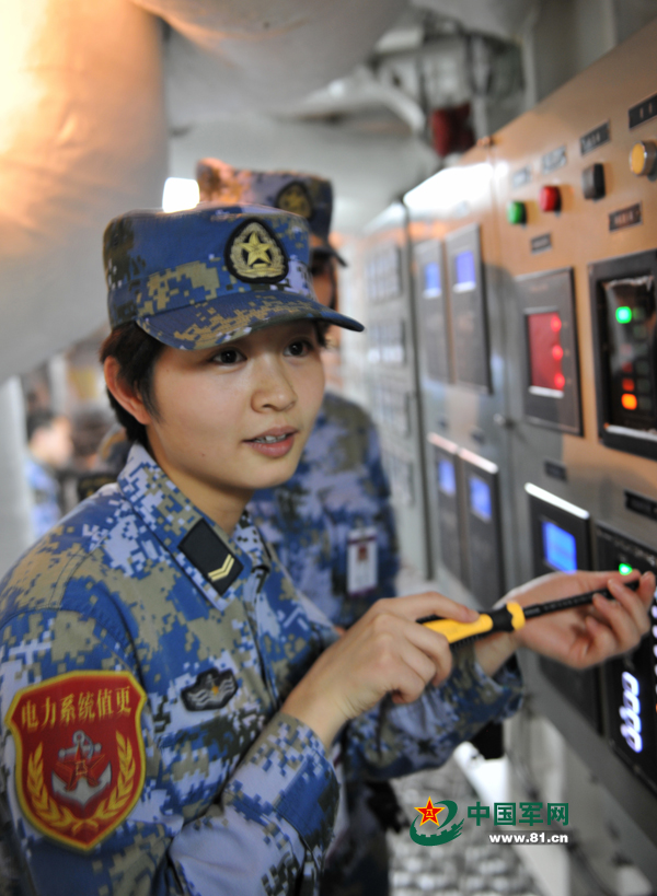 電工女艦員檢查設(shè)備。本網(wǎng)通訊員 王松岐 攝
