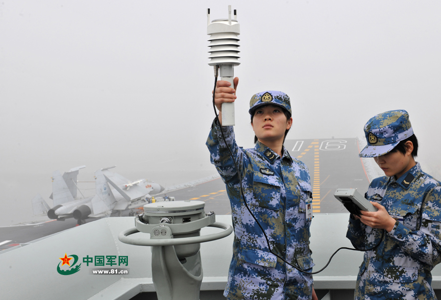 飛行前氣象值班女艦員進行風力參數(shù)測定。本網(wǎng)通訊員 王松岐 攝