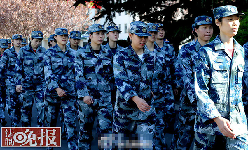 圖為女排姑娘在空軍訓(xùn)練基地進(jìn)行軍訓(xùn)。