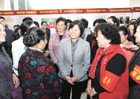 4月16日，沈躍躍在武漢市百步亭社區(qū)調(diào)研時(shí)，與社區(qū)志愿者親切交談。記者 楊睿 攝