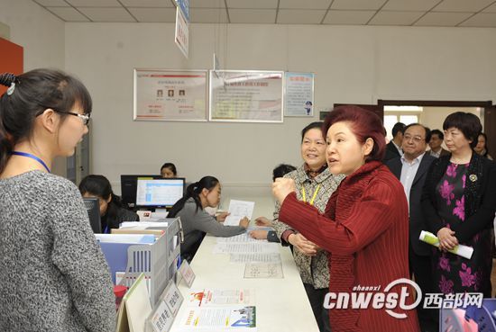 孟曉駟了解社區(qū)“婦女之家”工作的創(chuàng)建情況。