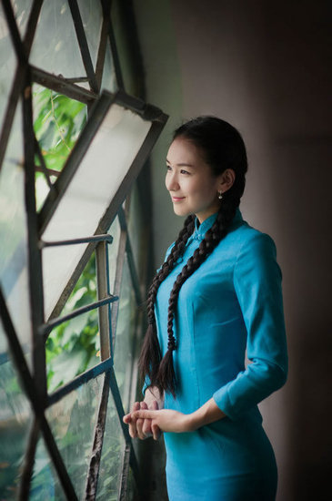 ?；ó厴I(yè)照顯民國范兒 復(fù)古長裙麻花辮(圖)