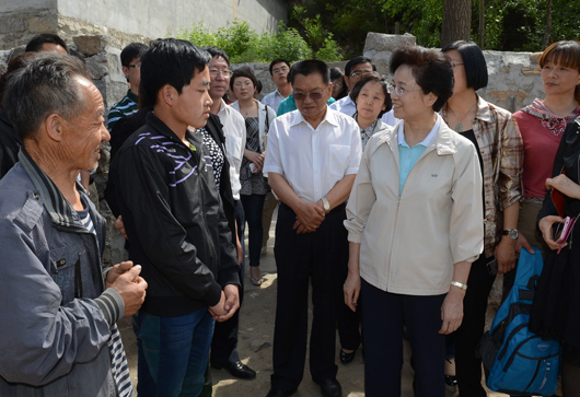 宋秀巖在白石口村深入農(nóng)戶慰問貧困兒童，了解孩子學(xué)習(xí)生活情況，鼓勵(lì)孩子自強(qiáng)奮進(jìn)。記者 徐建軍 攝