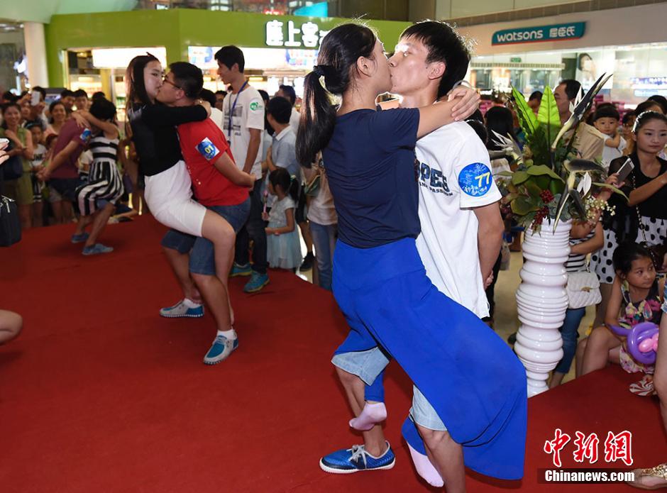 亮瞎！南京舉辦接吻大賽 情侶各顯“高招”