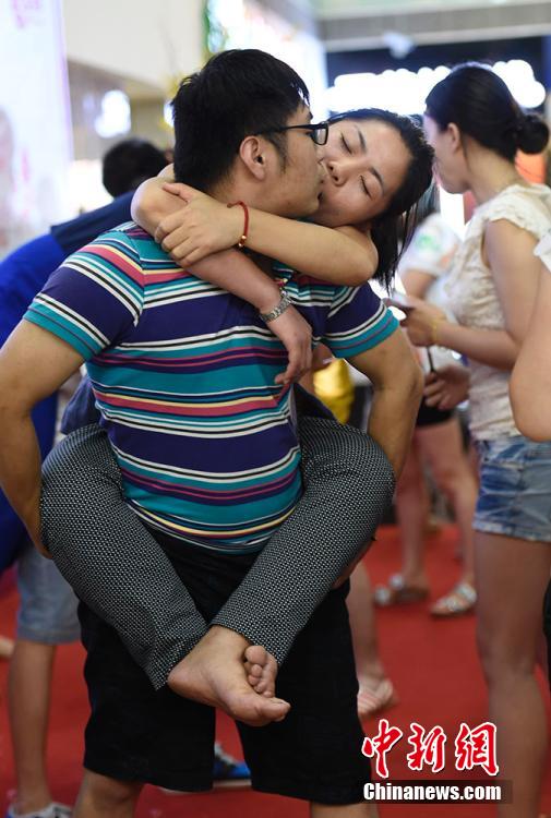 亮瞎！南京舉辦接吻大賽 情侶各顯“高招”