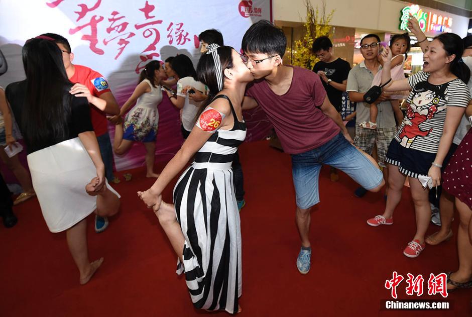 亮瞎！南京舉辦接吻大賽 情侶各顯“高招”