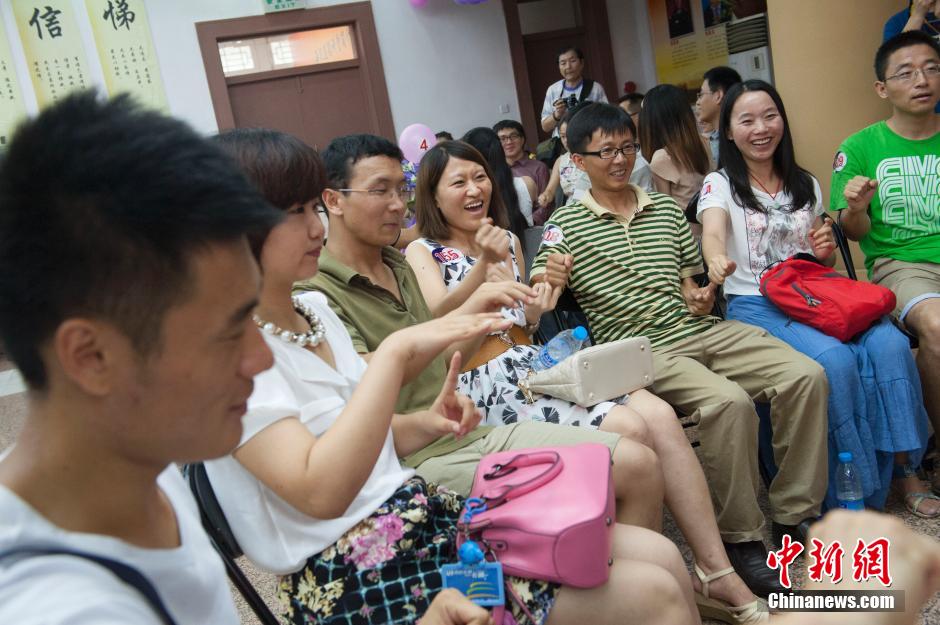 亮瞎！南京舉辦接吻大賽 情侶各顯“高招”