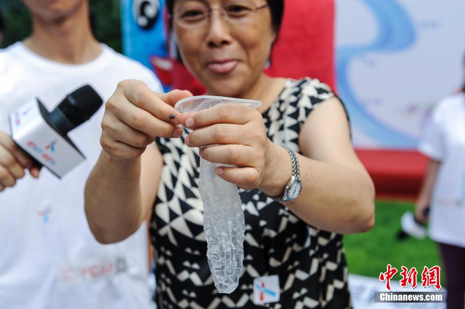 亮瞎！南京舉辦接吻大賽 情侶各顯“高招”