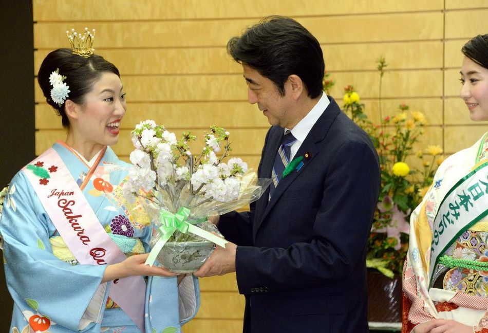 安倍接見日本櫻花女王、綠色女神