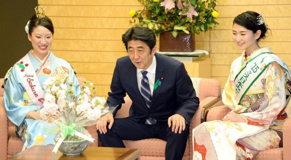 安倍接見日本櫻花女王、綠色女神
