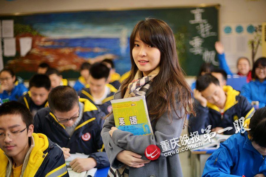 近日，這樣一條微博在網(wǎng)上流傳甚廣：“重慶八中有個最美英語老師，酷似周慧敏，北京林業(yè)大學畢業(yè)，愛自拍，愛唱歌，接地氣。在朋友圈發(fā)照片，秒回點贊者眾多，還有一些同學想對她說，大家都想回八中復讀了！”據(jù)了解，這位老師名叫范家璐，1992年出生，高中曾就讀于重慶八中。