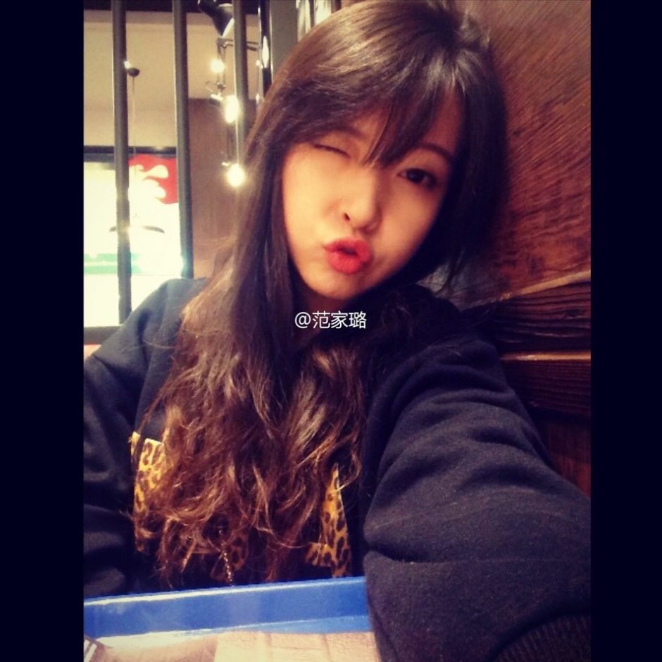 近日，這樣一條微博在網(wǎng)上流傳甚廣：“重慶八中有個最美英語老師，酷似周慧敏，北京林業(yè)大學畢業(yè)，愛自拍，愛唱歌，接地氣。在朋友圈發(fā)照片，秒回點贊者眾多，還有一些同學想對她說，大家都想回八中復讀了！”據(jù)了解，這位老師名叫范家璐，1992年出生，高中曾就讀于重慶八中。