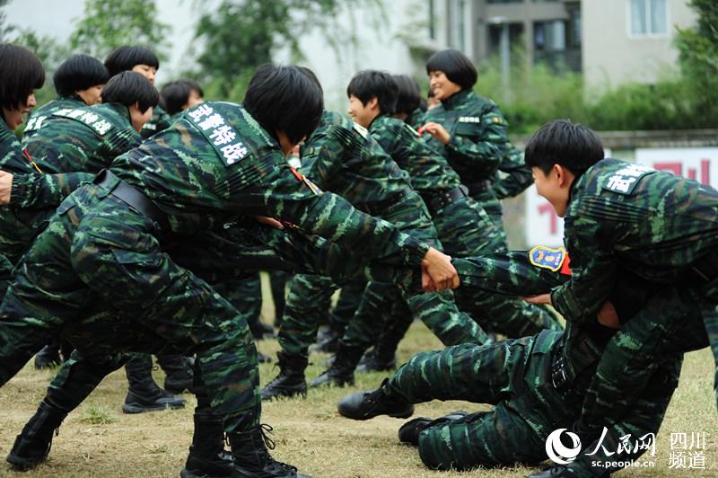 即將退伍的女兵們，訓練場上玩的很開心。（圖片由四川武警涼山支提供）