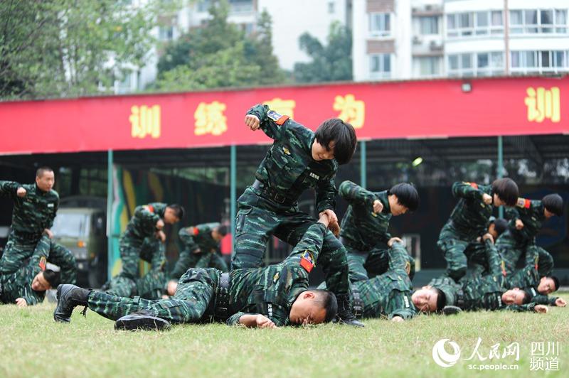 女子特種兵招招制敵。（圖片由四川武警涼山支提供）