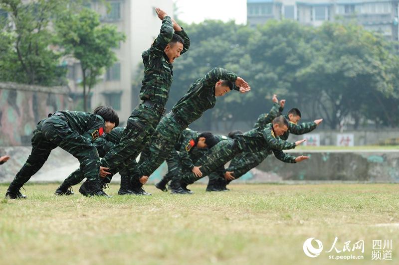 訓練場上，與男兵一比高低。（圖片由四川武警涼山支提供）