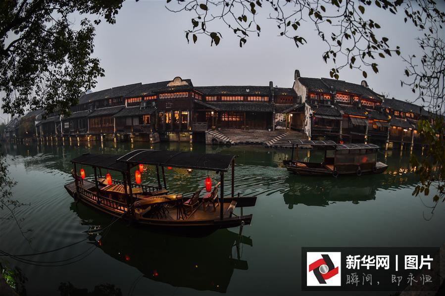 12月15日，烏鎮(zhèn)西柵呈現(xiàn)美麗的夜色。