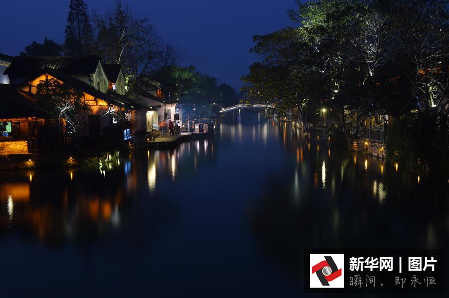 12月15日，烏鎮(zhèn)西柵呈現(xiàn)美麗的夜色。