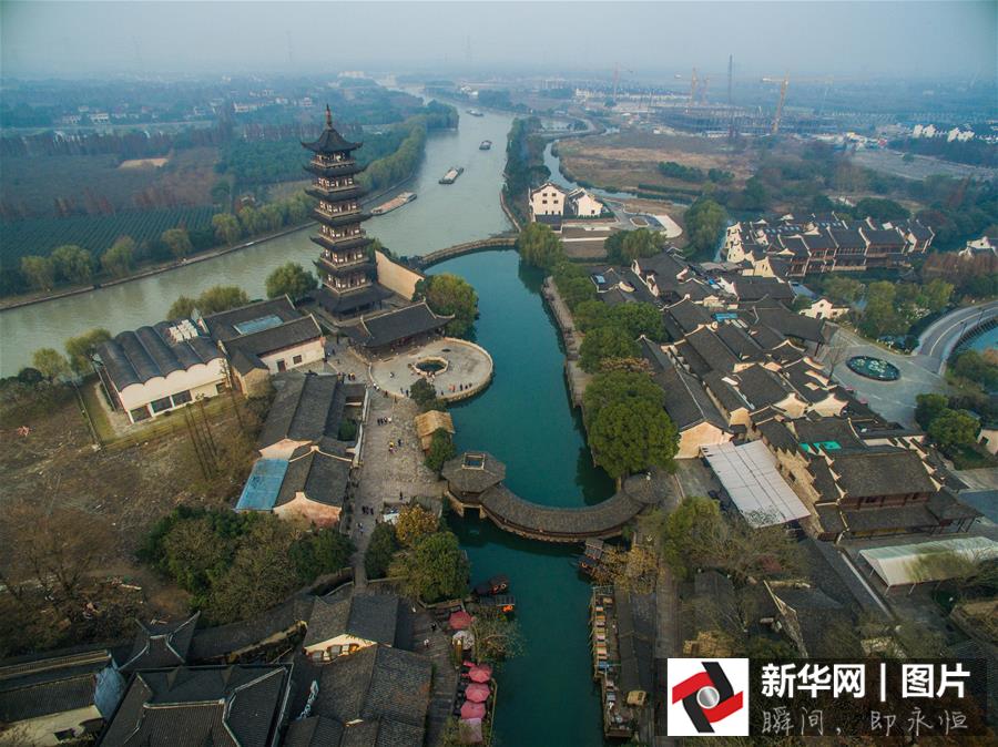 這是12月8日航拍的烏鎮(zhèn)西柵景區(qū)的古鎮(zhèn)風(fēng)貌。