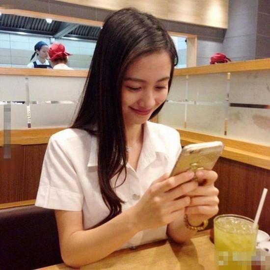 越南大學(xué)?；滩杳米呒t 高顏值似Anglebaby