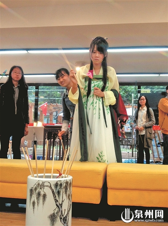 中國(guó)情人節(jié)！著漢服仿古禮　華大學(xué)子重現(xiàn)上巳節(jié)