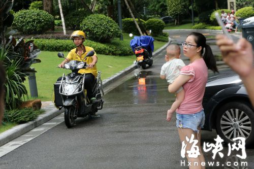 男童被撞身亡后，送外賣、快遞的電動車昨仍頻頻進入該小區(qū)