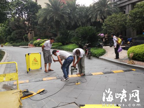 男童被撞亡后，該小區(qū)開始在通道上加裝減速帶