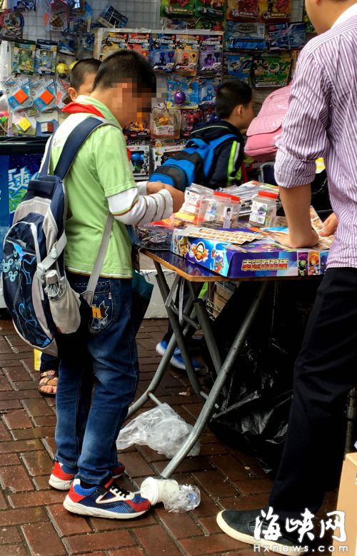 文具店內(nèi)，小學(xué)生扎堆買山寨“彩票”