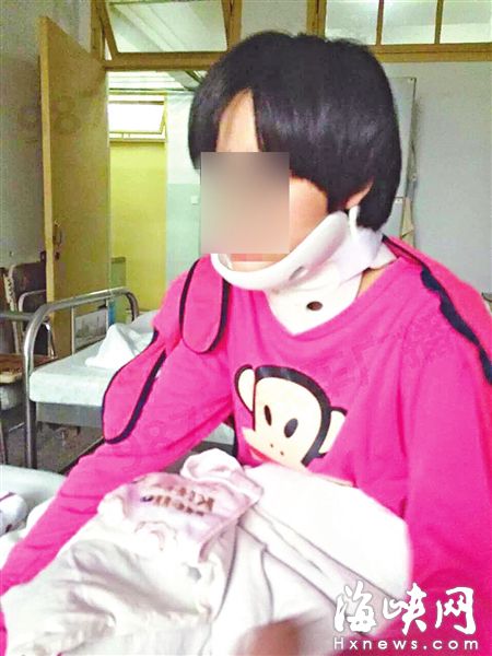 ▲初二女生被砸后，“頸椎半脫位”，戴著頸托治療