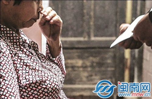 看到戶口本，阿琳一度哽咽