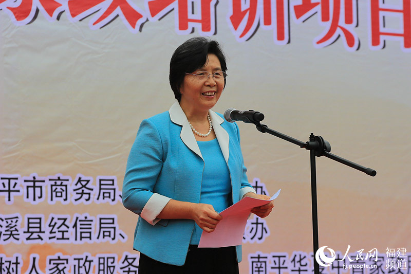 福建省婦聯(lián)黨組成員、副主席李鳳鳴在啟動儀式上致辭 鄒家驊攝