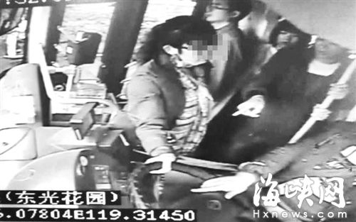 視頻監(jiān)控顯示，女乘客抓住公交車方向盤