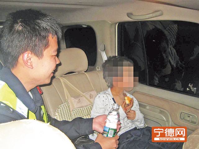 民警安撫男童。