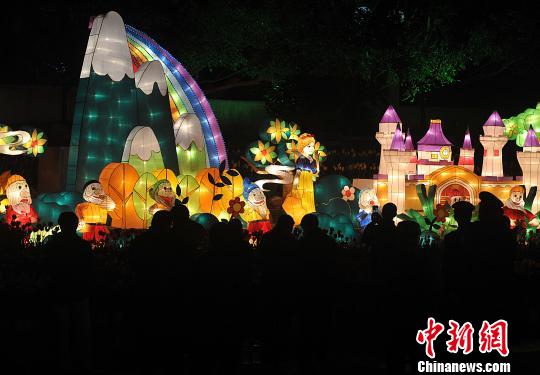 2月7日晚，福州市民在觀賞白雪公主和七個小矮人彩燈?！埍蟆z