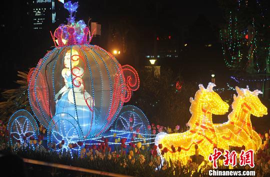 2月7日晚，福州溫泉公園白雪公主彩坐馬車彩燈吸引了眾多市民前來觀賞?！埍蟆z