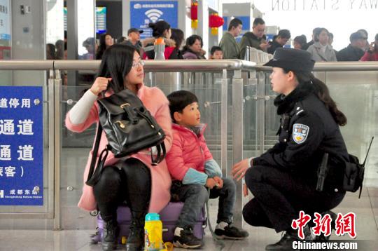 針對攜帶兒童獨自出行的女性乘客，公安民警開展出行安全知識宣傳。　吳正琪　攝