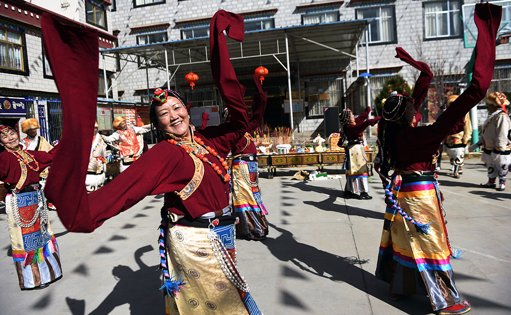 2月27日，拉薩市城關(guān)區(qū)阿壩林卡社區(qū)老年文藝隊(duì)表演舞蹈。